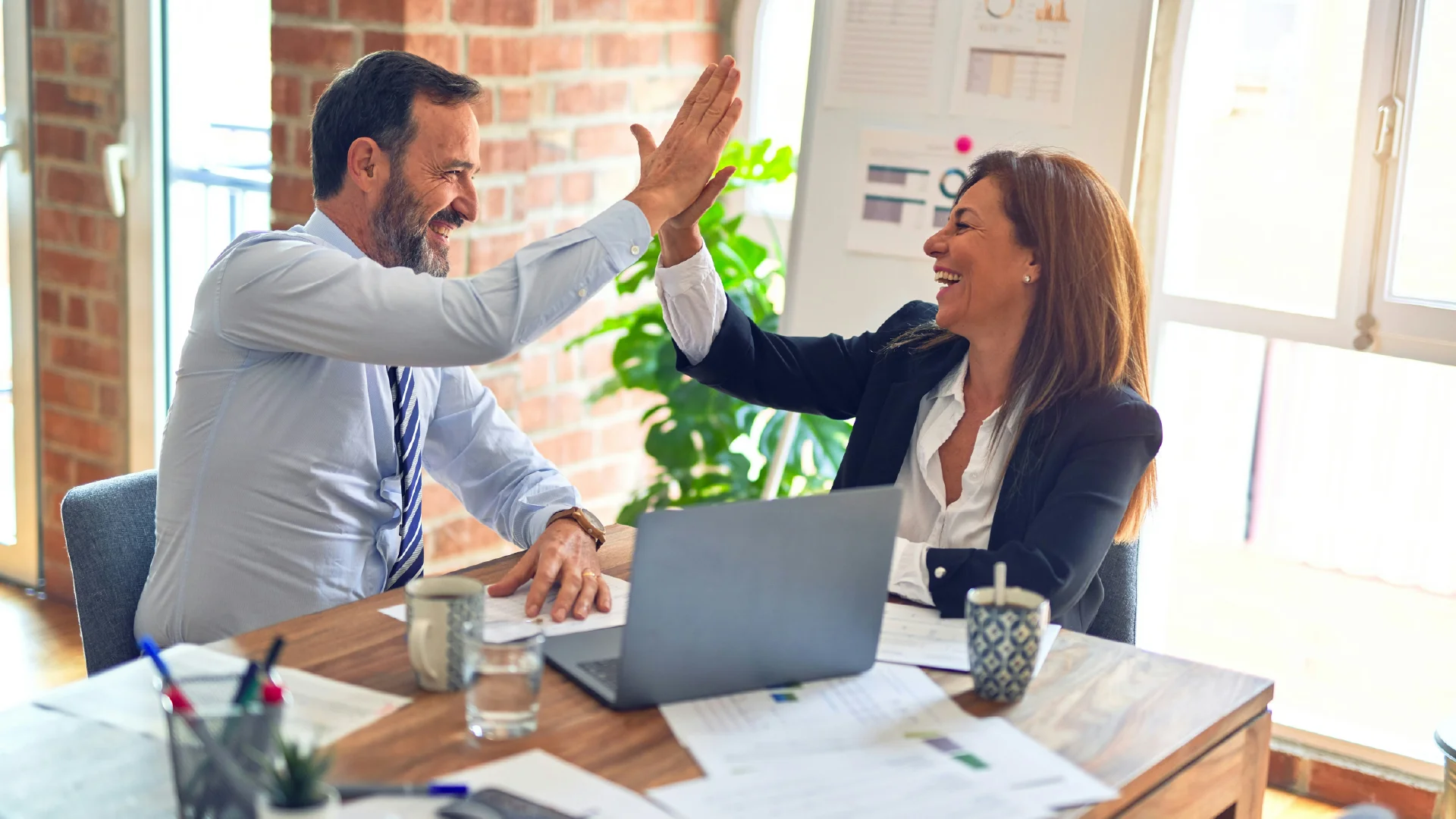 clients-satisfait-tape-dans-la-main